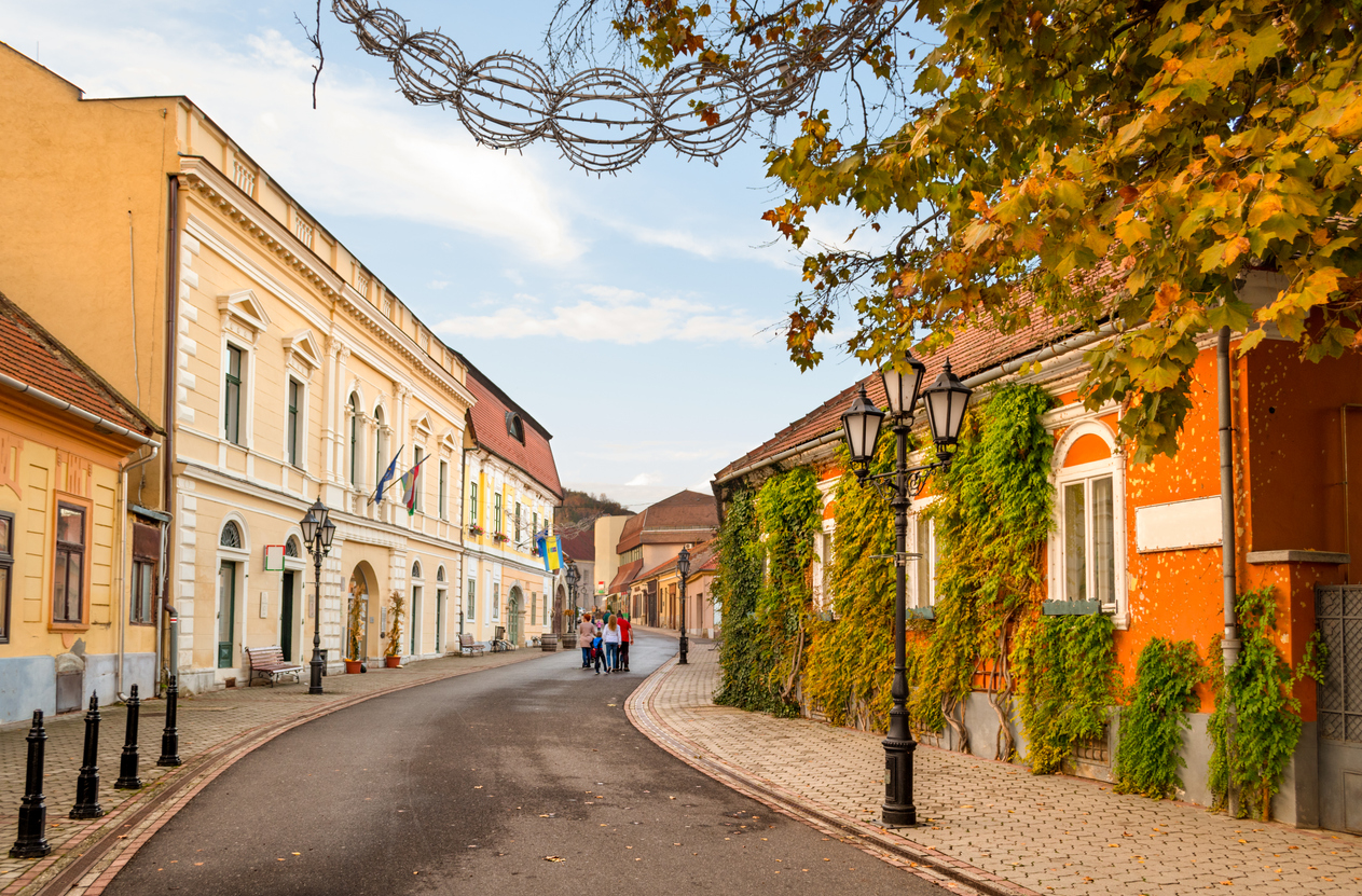 W KRAINIE WINA, GORĄCYCH ŹRÓDEŁ I SKALNYCH CUDÓW - 3 DNI